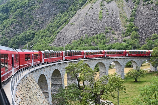 Im Bernina Express von Tessin nach Graubünden - 9-tägige Alpenreise von Zugprofi
