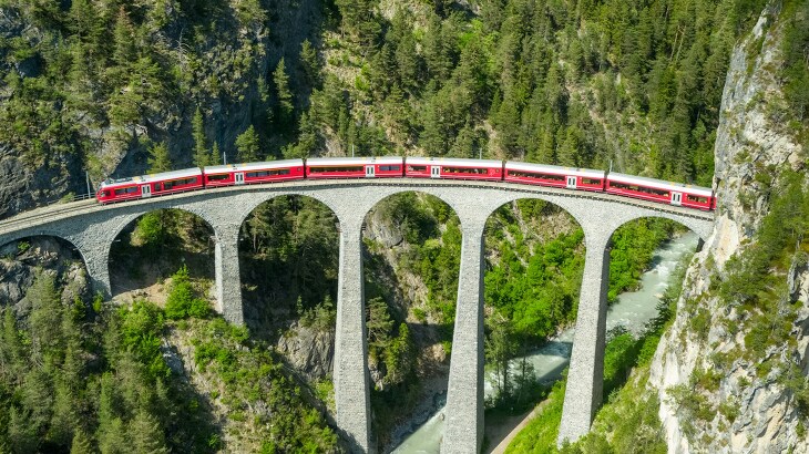 Im Bernina Express von Tessin nach Graubünden - 9-tägige Alpenreise von Zugprofi