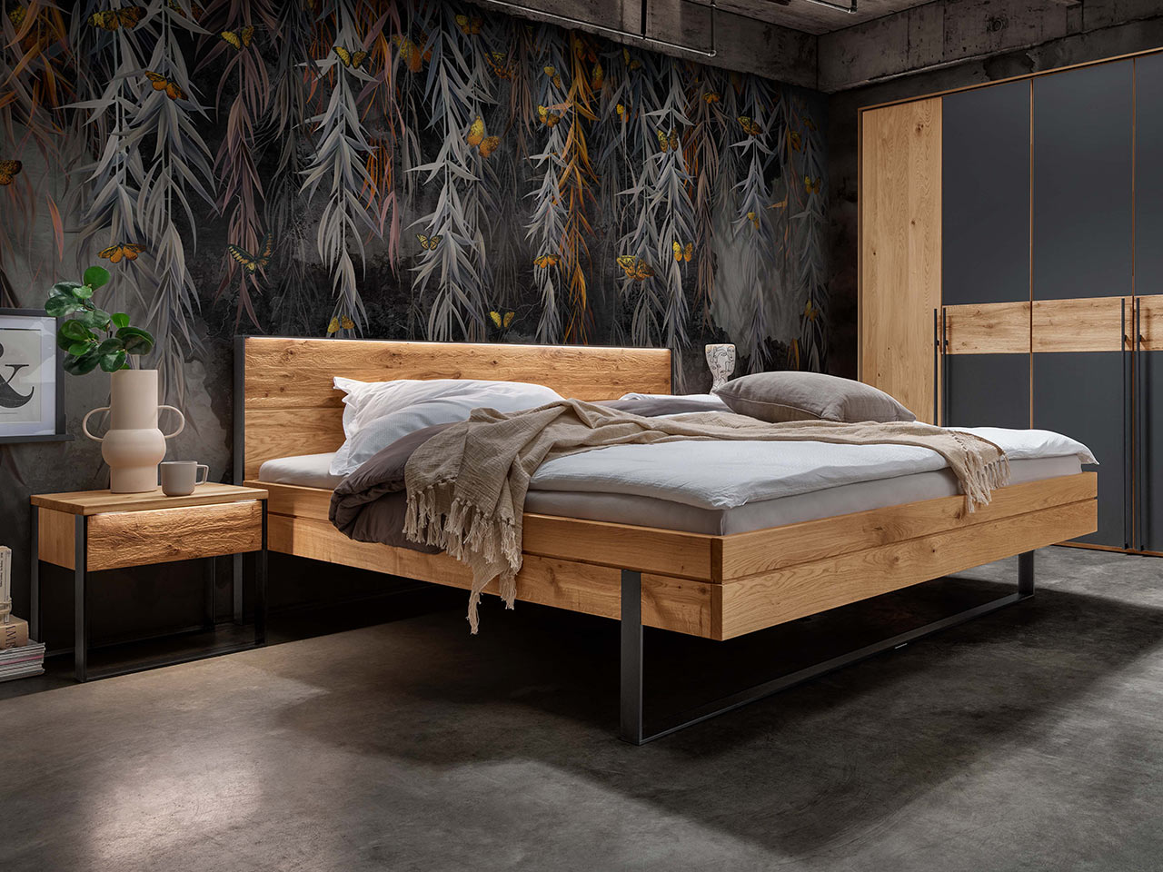 Ausstellungsstück Massivholz-Bettgestell „Boston“ inkl. 2 zugehöriger Nachtkommoden „Boston“ mit VIP-Upgrade auf komplette LED-Beleuchtung