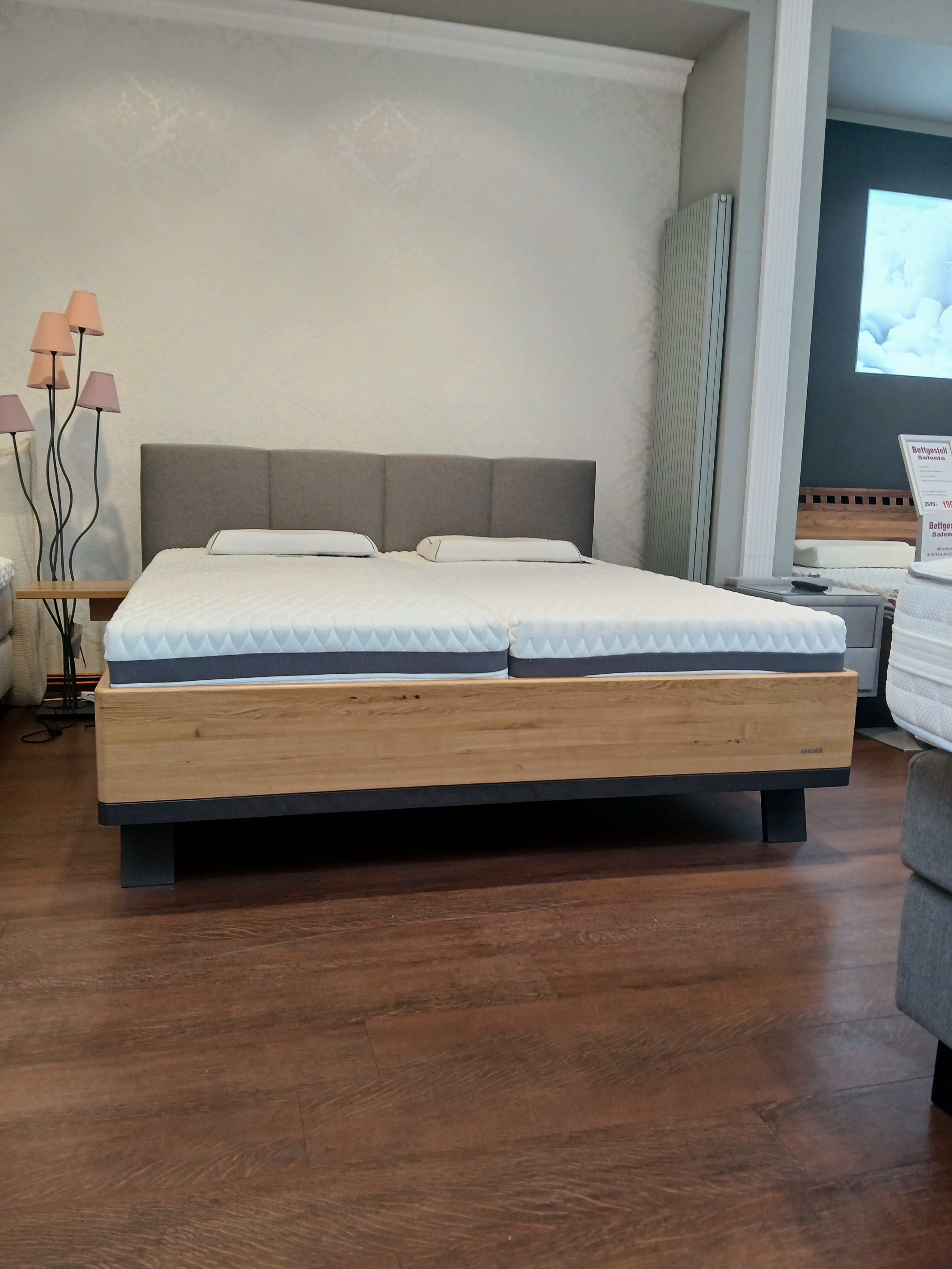 Ausstellungsstück Designer-Massivholzbett „Salento“ inkl. einseitigem Nachttisch-Brett (abnehmbar) – so gut wie neu